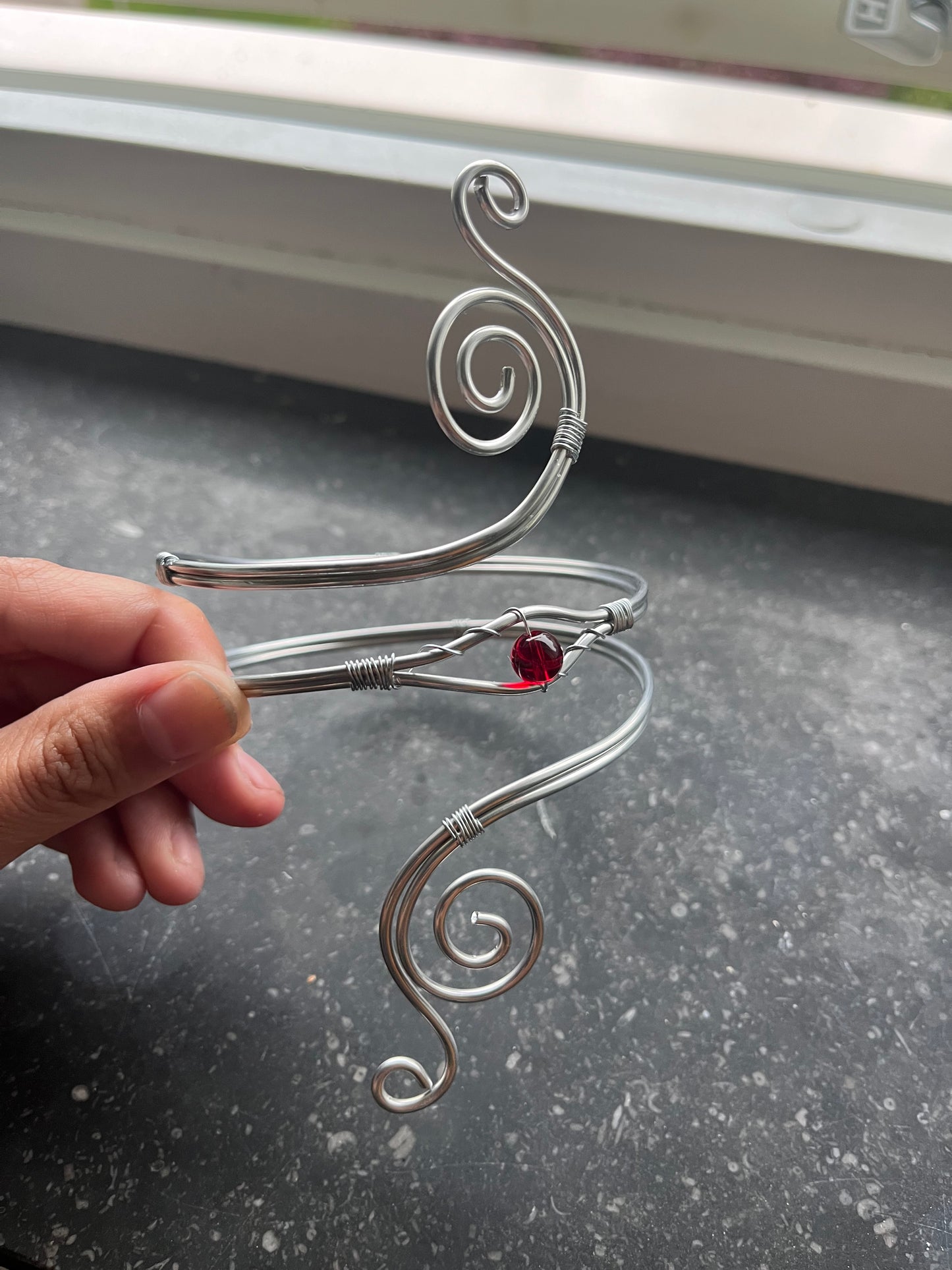 Armcuff med stora “snurrar”