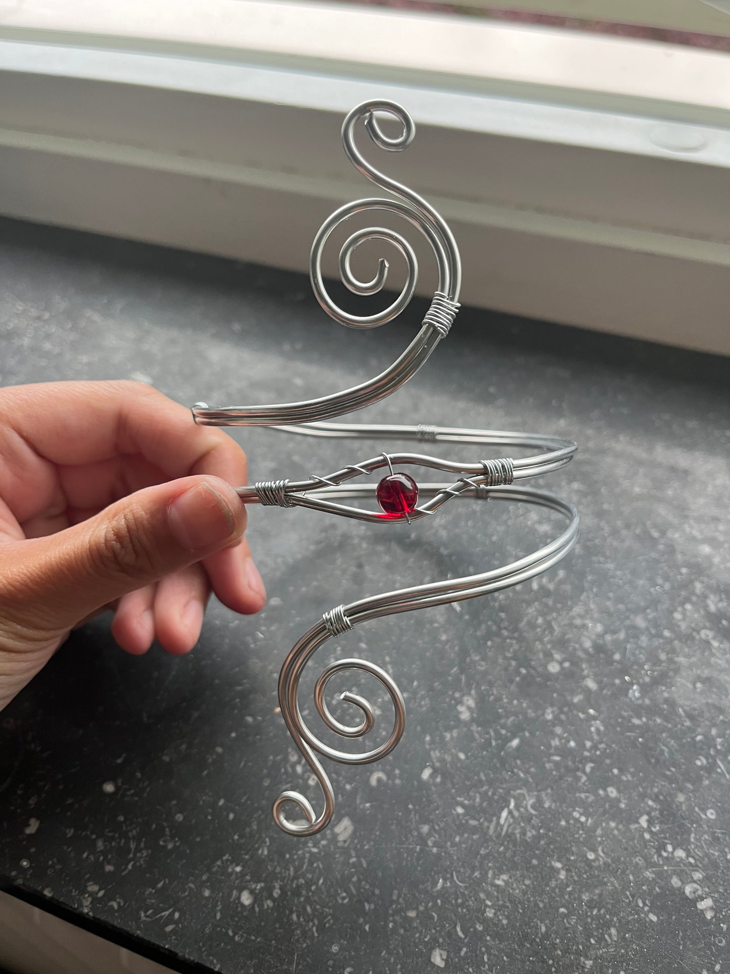 Armcuff med stora “snurrar”