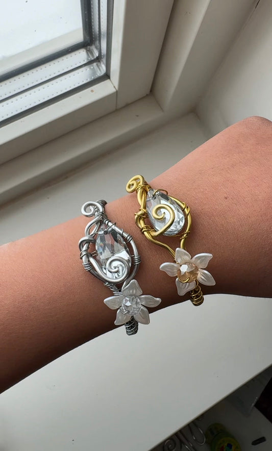 Bracelet with flower